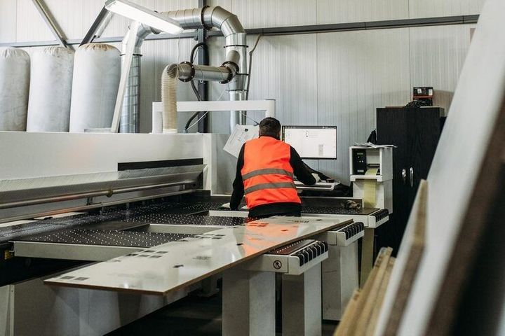 Apron Conveyor Manufacturing Explained: Heavy-Duty Conveyor Systems, Production Technologies, Manufacturers, Suppliers and Industrial Applications
