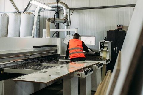 Apron Conveyor Manufacturing Explained: Heavy-Duty Conveyor Systems, Production Technologies, Manufacturers, Suppliers and Industrial Applications